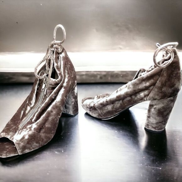 REPORT l Velvet l Zip-up l Block Heel l Peep-toe l Size 7 l NWOT - Picture 1 of 8